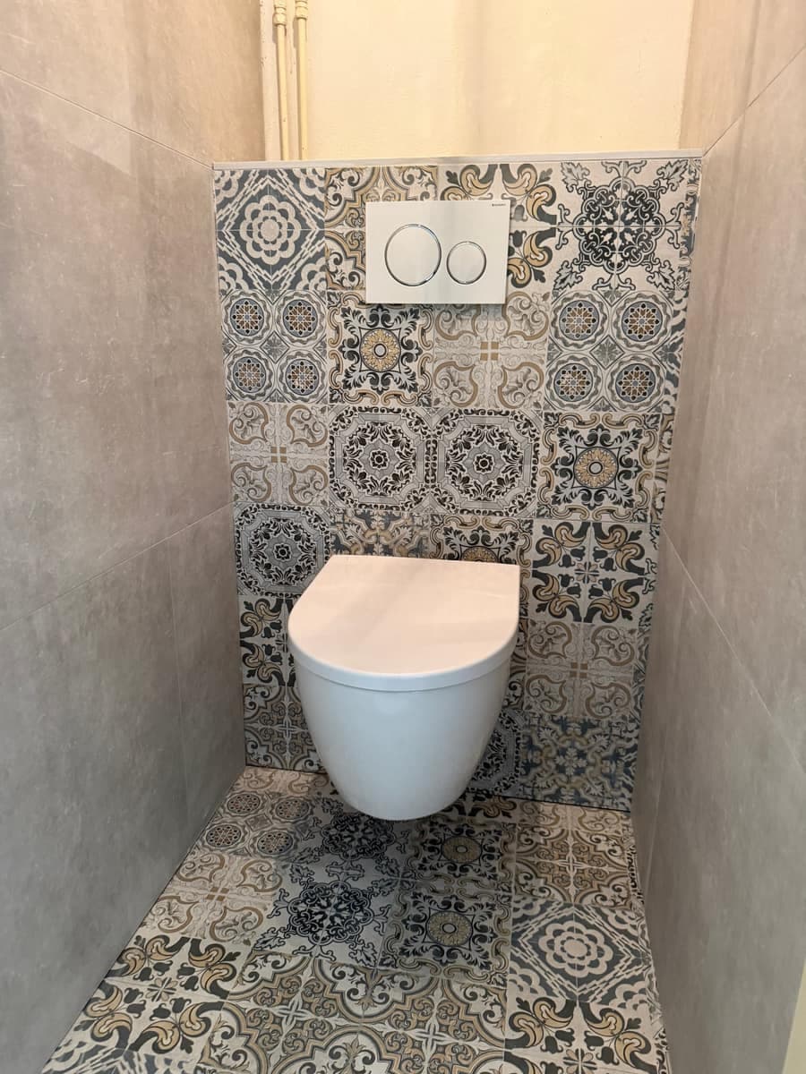Toiletrenovatie met patroontegels in IJmuiden door J. Dekker